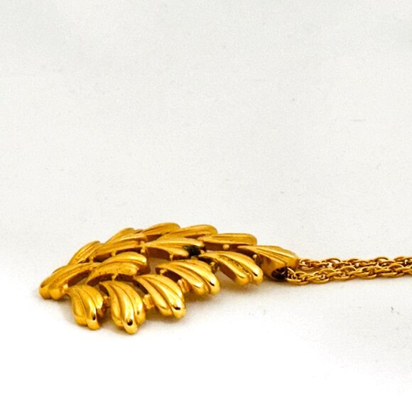 Vintage Trifari Large Gold Tone Pendant and Long Trifari Rope Chain - Picture 6 of 10